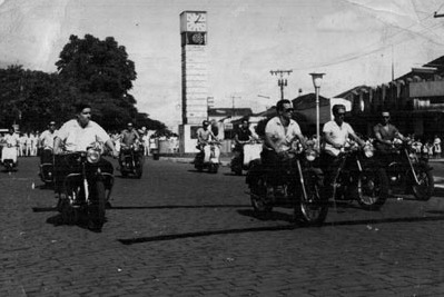 Dia 10 de março de 1968, foto de um desfile em comemoração aos 83 anos de Emancipação Política de Ituverava, no início da avenida Dr. Soares de Oliveira, em frente ao Bar do Makako, hoje Agibank, e o relógio do Rotary Club de Ituverava. (1) Alcides de Paula Telles, (2) Otacílio dos Santos, (3) Dedier Furlan, (4) José Roberto Carrer, (5) Massayco Montsutsumi, (6) Agnaldo Moreira, (7) José Galindo Hernandes, (8) Alberto de Paula Santos e (9) Luciano José Duarte