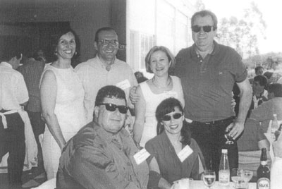 Foto de 1.996, no Ituverava Tênis Clube de uma festa de confraternização de amigos da geração dos anos 50 e 60. (1) e (2) os irmãos Rosa Maria Alves e o médico Estevão José Alves, que hoje reside em São Joaquim da Barra, (3) Maria Aparecida Barbosa (“Piscida”), que reside em Ribeiro Preto, (4) Fernando Nogueira, que reside em Franca (5) e (6) José Roberto de Oliveira Menezes (“Bodeis”) e a esposa Alda Fernandes da Silva Menezes, que residem em Goiânia