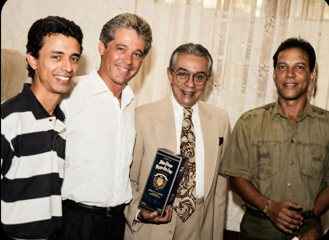 Foto de 1993, dos grandes eventos realizados na Associação Atlética Ituveravense, quando se apresentou o renomado humorista Chico Anísio. O presidente da época era Paulo Sérgio Castro Peres, que fez uma execelente administração. (1) Jair Shorles – diretor, (2) Paulo Sérgio Castro Peres – presidente, (3) o artista Chico Anísio e (4) Célso Zanole – diretor