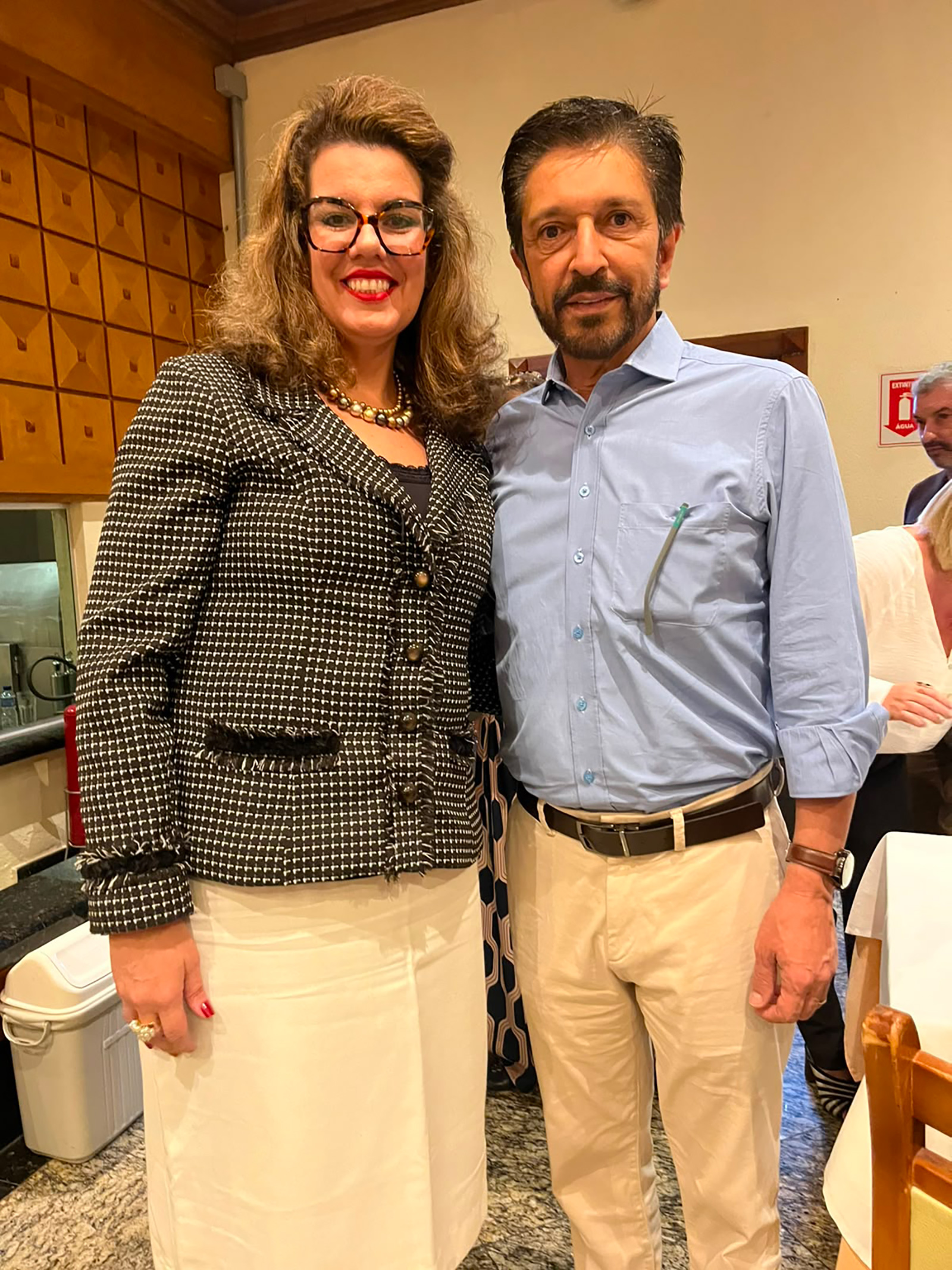 A oficial registradora titular do Cartório de Registro Civil de Ituverava - Érika Rubião e o prefeito de SP - Ricardo Nunes