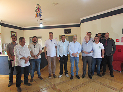O deputado Barros Munhoz, o presidente do Abrigo Gustavo dos Santos Cardoso, o presidente do Lions Fernando Bernadini, autoridades e diretores do Abrigo de Idosos