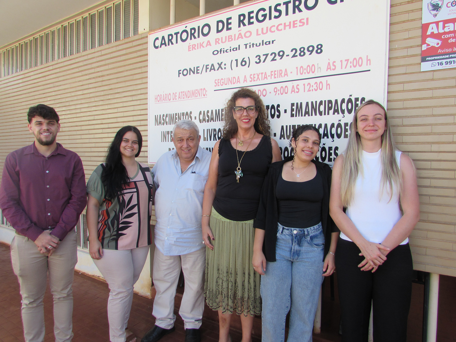 A oficial registradora civil titular, Érika Rubião Lucchesi (no destaque) e equipe do Cartório