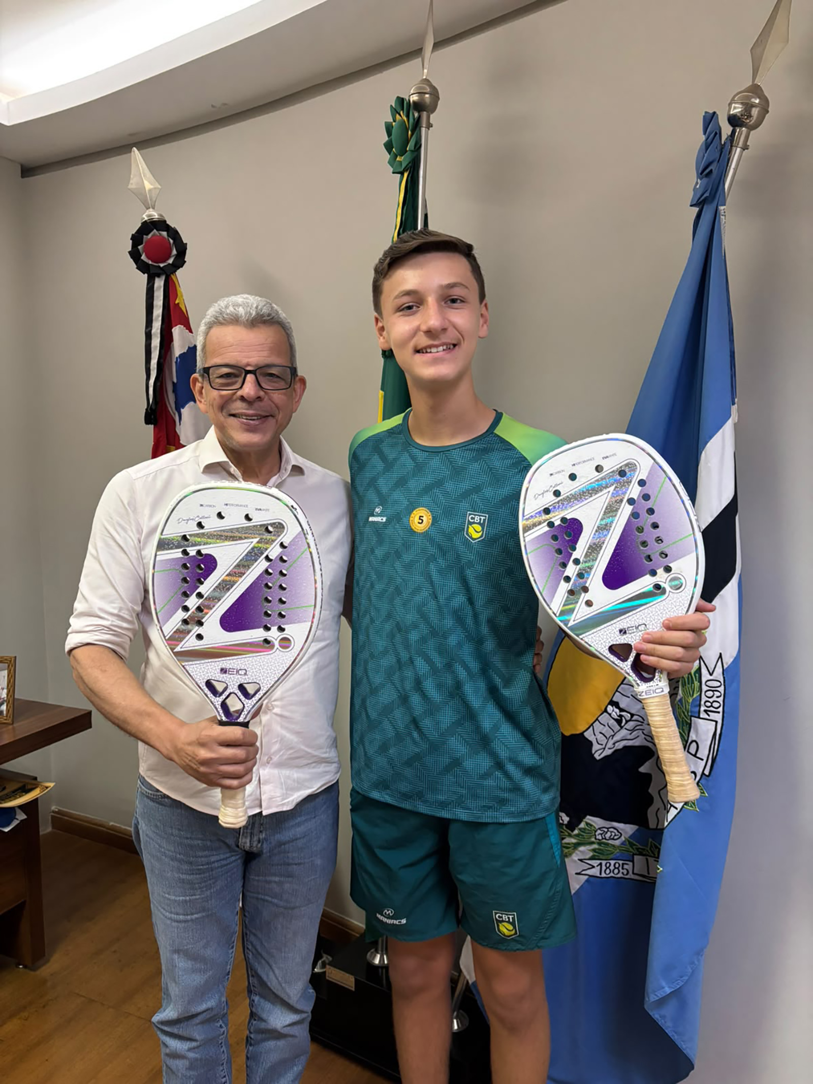 O atleta Lucas Tanajura é rebido pelo prefeito Luiz Araújo em seu gabinete