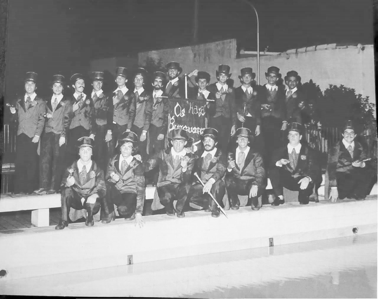 Grupo HAJA (Hoje, Amanhã, Juntos Atuaremos - que era um grupo de jovens na época que se reuniam para tocar música, fazer filantropia e curtir momentos de alegria. A foto é do Carnaval de 1980 na Associação Atlética Ituveravense. De pé da esquerda para a direita: (1) Marcos Mozart, (2) Marcos Antônio Sampaio (“Grilo”) –in memoriam), (3) Paulo Roberto Henrique dos Santos (“Isquela”) – (4) José Teodoro da Silva, (5) Célio Vancine, (6) Roberto Mozart, (7) Luiz Sérgio Garcia (“Serginho”), (8) Athaide de Souza Júnior, (9) Marco Antônio Alves Fontoura (“Biraka”), 10 Álvaro Viscondi, (11) Adelino de Jesus Martins (in memoriam), (12) Domingos Malaquias da Silva (“Domingão”), (13) Glauton Humberto Mendonça (“Tim”). Agachados na mesma ordem: (14) Fernando Silva (Zam 9 Irmãos) (n memoriam), (15) Antônio Atílio Pistori (“Piranha”) (in memoriam), (16) Benedito Antônio Carvalho (“Dito Catarino”), (17) José Antônio Jabur (“Dodô”), (18) Paulo Roberto de Freitas (“Paulim Babão) –in memoriam), (19) Paulo César de Souza (“Timbete”) e (20) Getúlio Carbonaro (in memoriam)