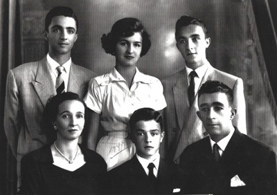 Em foto de 1949, a família Falleiros Telles: (1) e (2) os pais João Ferreira Telles e Joana Falleiros Telles, (3) Walter Falleiros Teles, (4) Elza Telles Falleiros Leão, (5) e (6) Nelson Falleiros Telles e (5) Écio Falleiros Telles