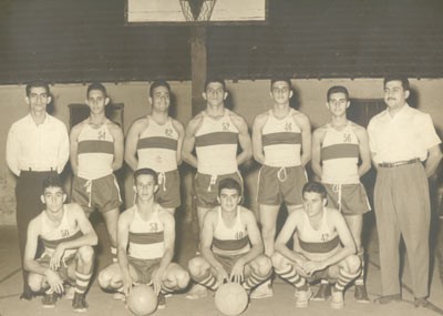 Foto do final dos anos 50 ou início dos anos 60, da equipe de basquete do Tiro de Guerra que era comandada pelo então sargento e hoje capitão, Washington de Souza Gomes, e técnico era o professor Alexandre Miguel (“Bueno”). Os atletas na quadra da Associação Atlética Ituveravense, que era onde hoje é a piscina do clube. (1) O capitão Washington de Souza Gomes, (2) Melanias de Matos Ribeiro (in memoriam), (3) José Calin Germano (in memoriam), (4) Valter Jacob Cury (in memoriam), (6) Adolfo Medina Bucker, (7) Alexandre Miguel (“Bueno”) (in memoriam), (8) Fued Alexandre Abrão, (9) Edson Ribeiro da Rocha, (10) Celso Nunes (“Piolin”) (in memoriam) e (11) José Contart (“Piau”)