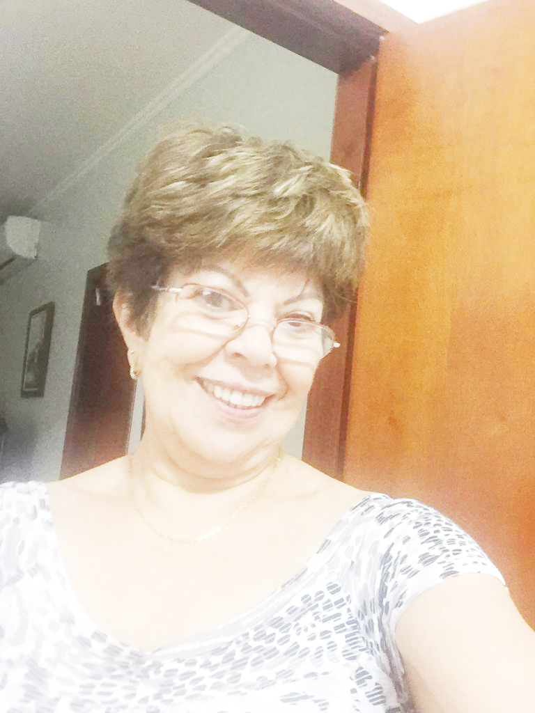 Dia 11 de maio, comemora aniversário, a professora Maria Amélia Rodrigues de Oliveira. Ela recebe os parabéns do esposo, o diretor do CCAA Amauri Faria de Oliveira, dos filhos Amauri Faria de Oliveira Filho e Juliana Oliveira Silva, casada com Saulo Marcio Biano da Silva, dos familiares e amigos