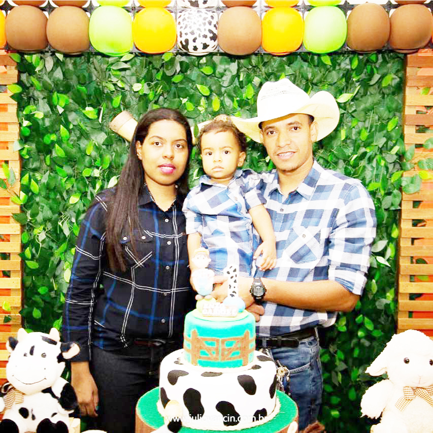 Dia 9 de maio, comemora aniversário, Mariana de Moura Silva Ribeiro, casada com Bruno Medeiros. Ela, que tem o filho Enzo Gabriel, é filha de Fabíola de Moura Silva, e são seus avós Aparecida de Moura Silva e José de Lourdes Mariano (in memoriam). Mariana recebe os parabéns do esposo, do filho, da mãe, da avó, dos amigos e familiares