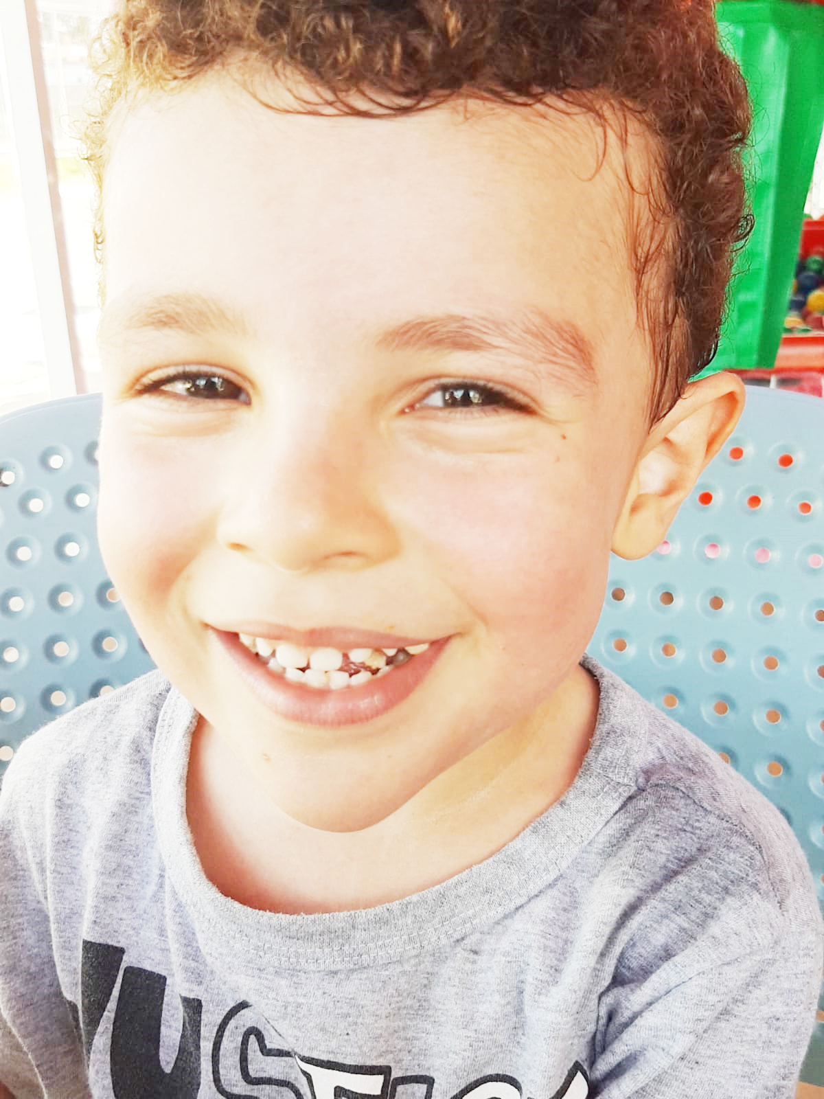 Dia 11 de maio, comemora aniversário, Théo Silva de Paula Ragazani. Ele é filho do 2º Sargento do Exército, Tiago Carvalho Ragazani e Bruna Cristina Silva de Paula Ragazani, e são seus avós, Atílio Ragazani (in memoriam) e Rosângela Ragazani, e Isabel e Ériton (“Cabeça”). Théo recebe os parabéns dos pais, dos avós, dos tios Monique e Gustavo, dos familiares e amigos