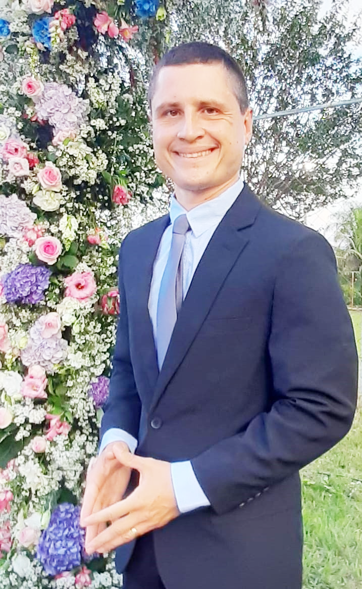 Dia 10 de maio, comemora aniversário, o 2º Sargento do Exército Brasileiro, Tiago Carvalho Ragazani. Ele é casado com Bruna Cristina Silva de Paula Ragazani e tem o filho Théo. Tiago é filho de Atílio Ragazani (in memoriam) e Rosângela Ragazani e tem o irmão Gustavo. Ele recebe os parabéns da esposa, do filho, dos familiares e amigos