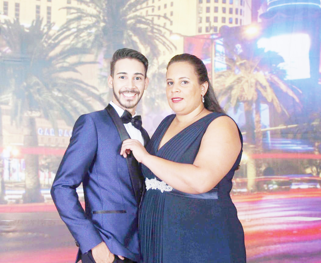 Dia 13 de maio, comemora aniversário, Vanessa Cristina da Silva Neiva. Ela recebe os parabéns do esposo Gilmar Francisco da Silva, dos filhos Matheus Henrique Neiva Segismundo,  Pedro Henrique Neiva da Silva e Maria Luisa Neiva, da mãe Maria Francisca da Silva Neiva, dos irmãos Lucas, Leandro e Edenilson, dos familiares e amigos