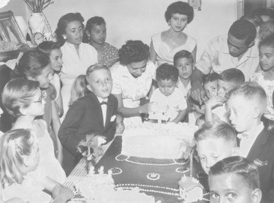 Foto de 1958, do aniversário de Welson de Oliveira Silva Júnior (Niguithin). (1) e (2) os pais Welson de Oliveira Silva (in memoriam) e Clara Rosa dos Santos Silva, (3) o aniversariante Welson de Oliveira Silva Júnior (Niguithin), (4) Sônia Duarte, (5) não identificada, (6) Shirlei de Oliveira, (7) Jacira dos Santos, (8) não identificado, (9) não identificado, (11), (12) e (13) os irmãos Henrique José Bordon, José Carlos Bordom e Roberto Bordon, (14) não identificado, (15) Nair dos Santos e (10) e (16) os irmãos Elaine Garcia e Francisco José Garcia (“Quico”)