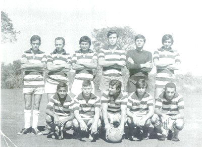 Foto de 1972, da equipe da Retífica Chereguini, que foi campeã do Torneio dos Mecânicos. (1) Vanil Rodrigues, (2) Armando de Oliveira, (3) Jorge Kawashima (“Tatiam”), (4) Paulo Augusto Chereguini, (5) Ézio Ronca, (6) Algesu Cardoso Sobrinho (“Nena”), (7) Luiz Fernando dos Santos Silva (“Solera”), (8) José Ronca, (9) Luiz Antônio de Oliveira (“Pézão”), (10) Paulo Roberto Pedroso (Beto”) e (11) José Lourenço (“Curicaca”)