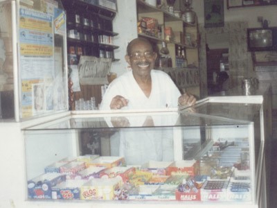 Foto dos anos 80, de Manoel Lopes Correa Filho (“Manezinho do Mocambo”), que por mais de 40 anos foi proprietário do Café Mocambo, na época instalado onde hoje é a Magazine Luiza. Manezinho do Mocambo era casado com Hélia de Moraes Lopes Correa (ambos falecidos) e o casal tem o filho Manoel de Moraes Lopes Correa (“Manezinho”), casado com Eliana Vilas Boas Lopes Correa e os netos Pedro Henrique Vilas Boas Lopes Correa, casado com Eduarda Carvalho Pereira dos Santos; Luna Emanuelly Vilas Boas Lopes Correa, casada com Vinícius Guilherme Silva Nunes Souza e João Gabriel Vilas Lopes Correa e binetos Thel Vilas Boas Lopes Correa Nunes e Antonella Vilas Boas Lopes Correa Carvalho