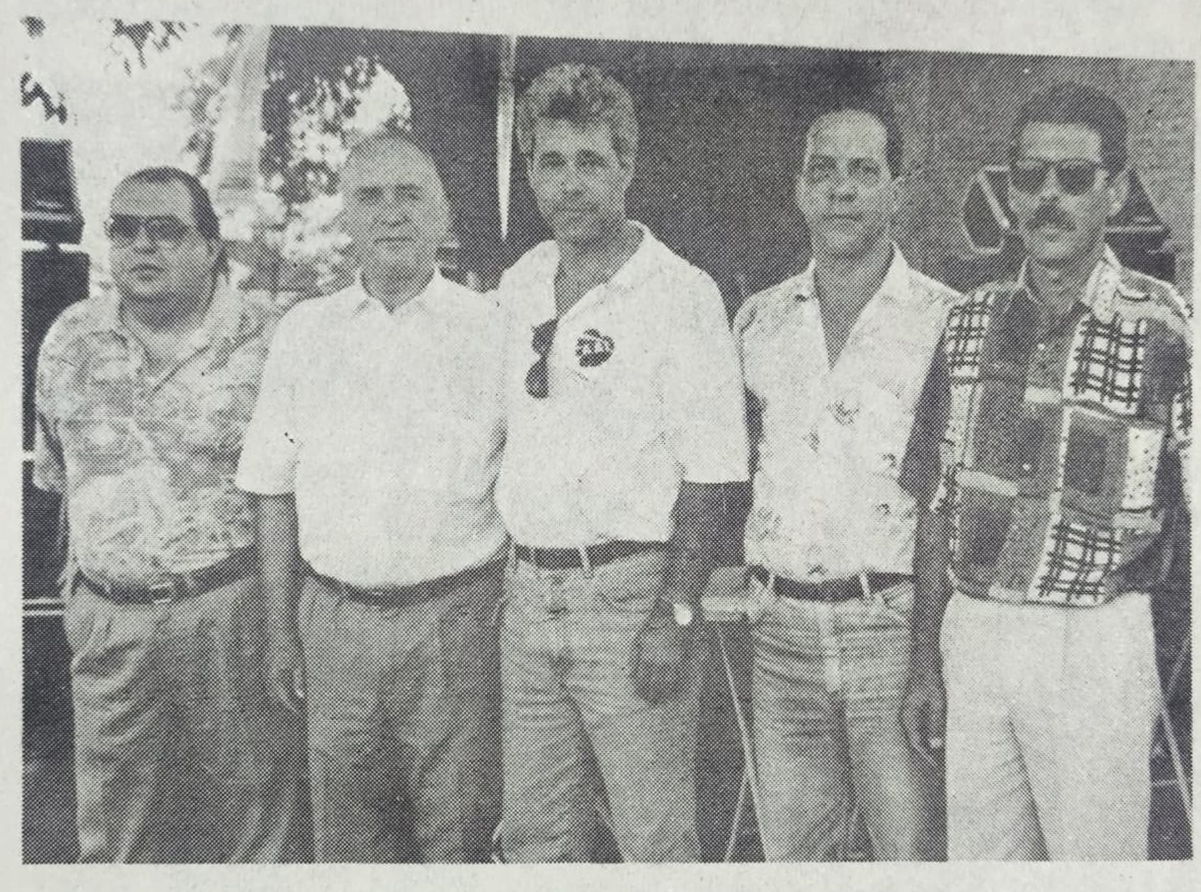 Foto de outubro de 1993, na festa do Dia das Crianças, na Associação Atlética Ituveravense, quando o presidente do clube (3) Paulo Sérgio Castro Perez e os diretores (4) e (5) Celso Zanoli e Jorge Luiz Carvalho Viana, receberam (1) o prefeito Dr. Archibaldo Moreira Coimbra e (2) o então chefe do Gabinete José Luiz Alves Cassiano