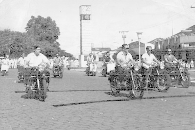 Foto de 10 de março de 1968, de um desfile em comemoração aos 83 anos de Emancipação Política de Ituverava. A foto foi tirada no início da avenida Dr. Soares de Oliveira, em frente ao Bar do Makako, hoje Agibank e a bandeira do Brasil. (1) Alcides de Paula Telles, (2) Otacílio dos Santos, (3) Dedier Furlan, (4) José Roberto Carrer, (5) Massayco Montsutsumi, (6) Agnaldo Moreira, (7) José Galindo Hernandes, (8) Alberto de Paula Santos e (9) Luciano José Duarte