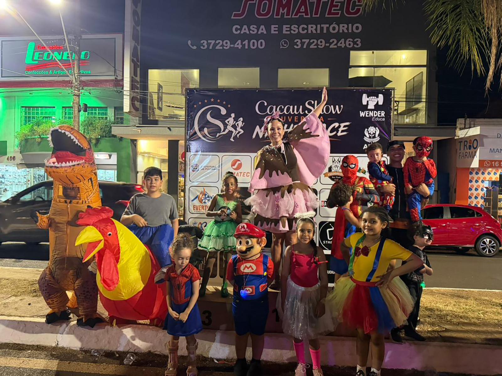 A empresária Leidiana Niza Melo e crianças fantasiadas no evento