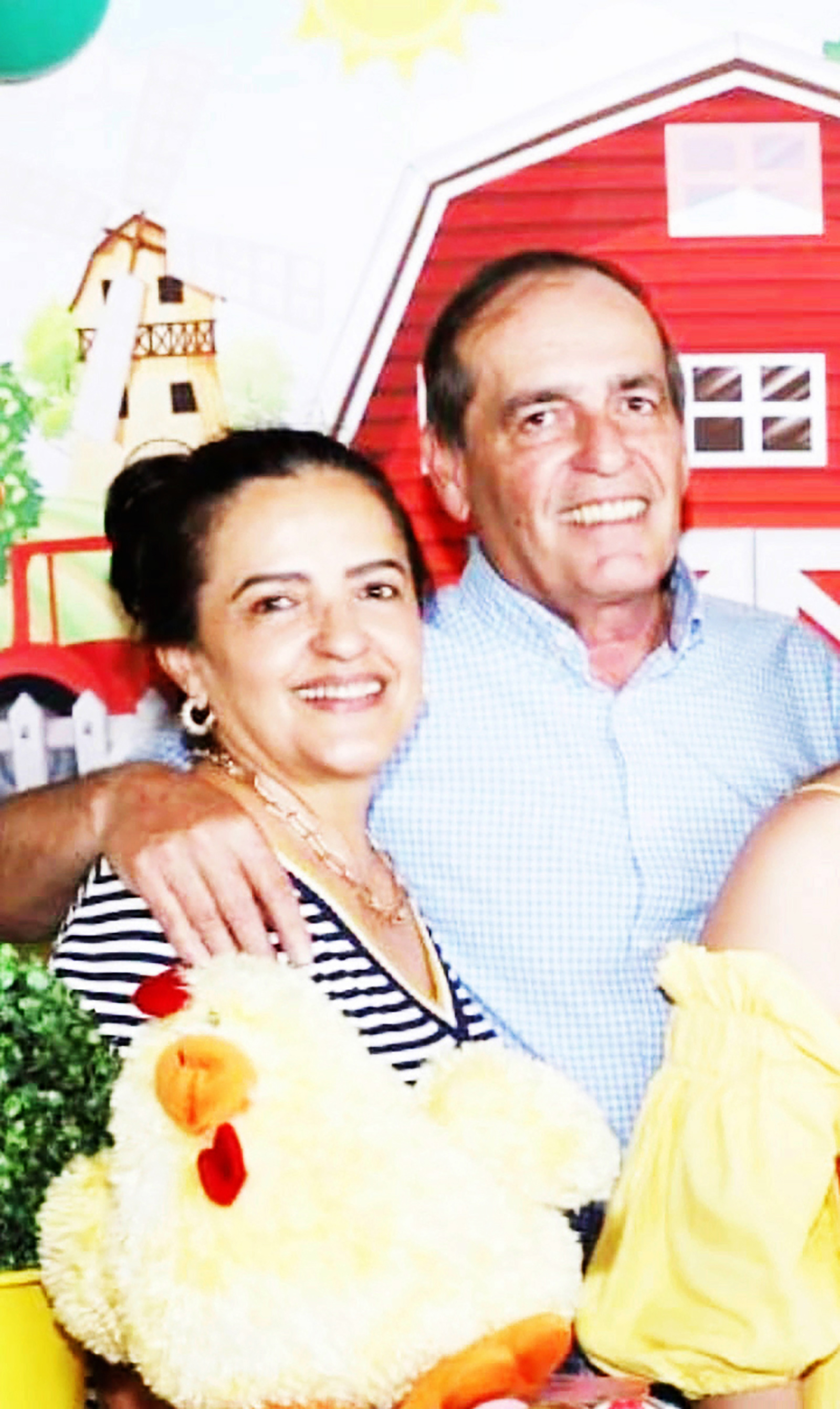 Dia 27 de setembro, comemoram 39 anos de casados, Bodas de Mármore, Antônio José dos Santos Rodrigues (“Yeyé”) e Vera Lúcia Gonçalves de Paula Rodrigues. Eles recebem os cumprimentos dos filhos Thiago de Paula Rodrigues, casado com Raquel Campos Moreira Rodrigues e Aline de Paula Rodrigues David, casada com Farid David Neto, dos netos Farid David e Martina Rodrigues David, dos familiares e amigos