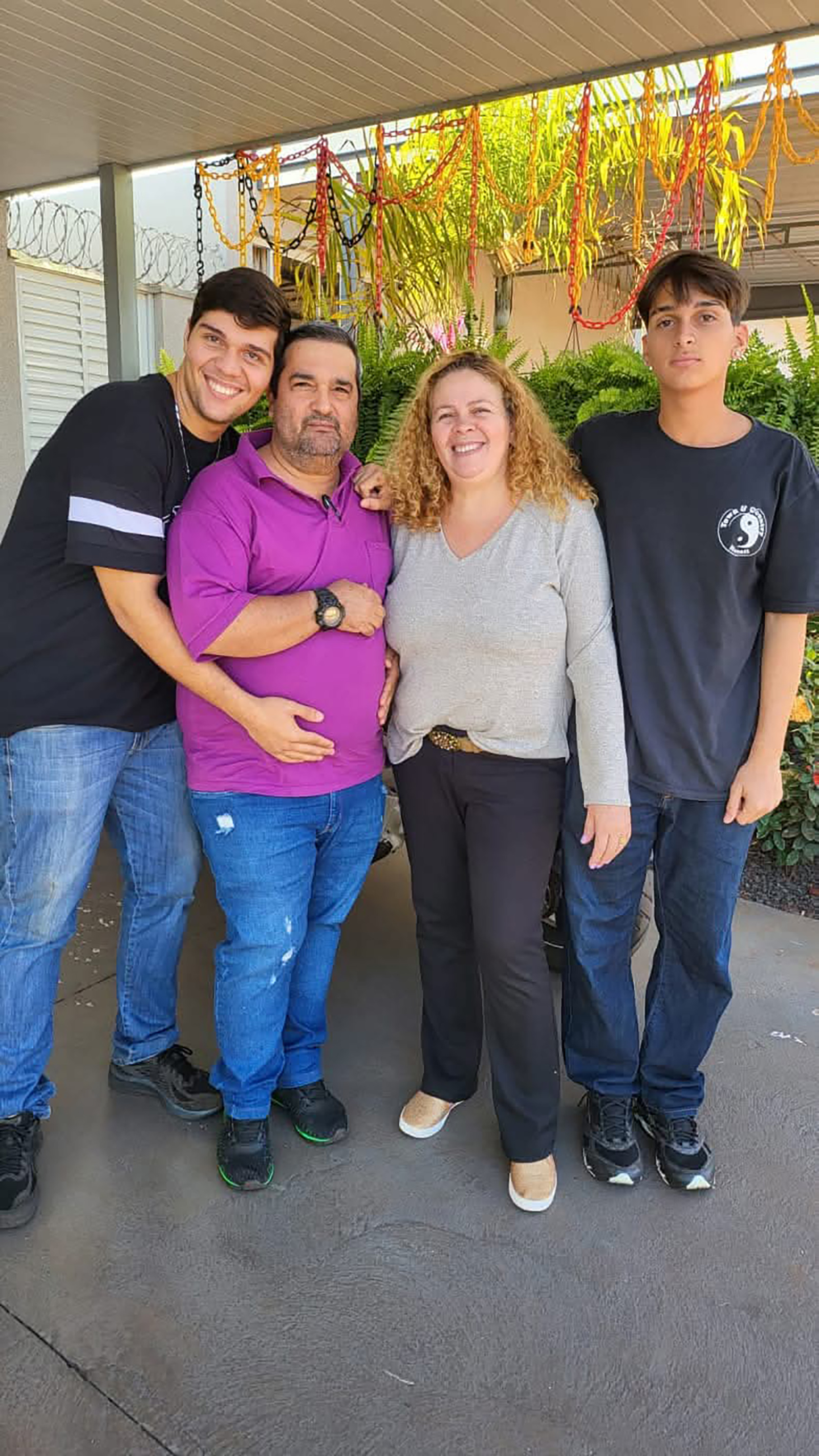 Dia 1º de outubro, comemora aniversário, Celso Barroso Santos, casado com Elisângela Cristina da Silva Santos. Ele recebe os parabéns da esposa, dos filhos Gabriel da Silva Santos e Kaique da Silva Santos, dos familiares e amigos