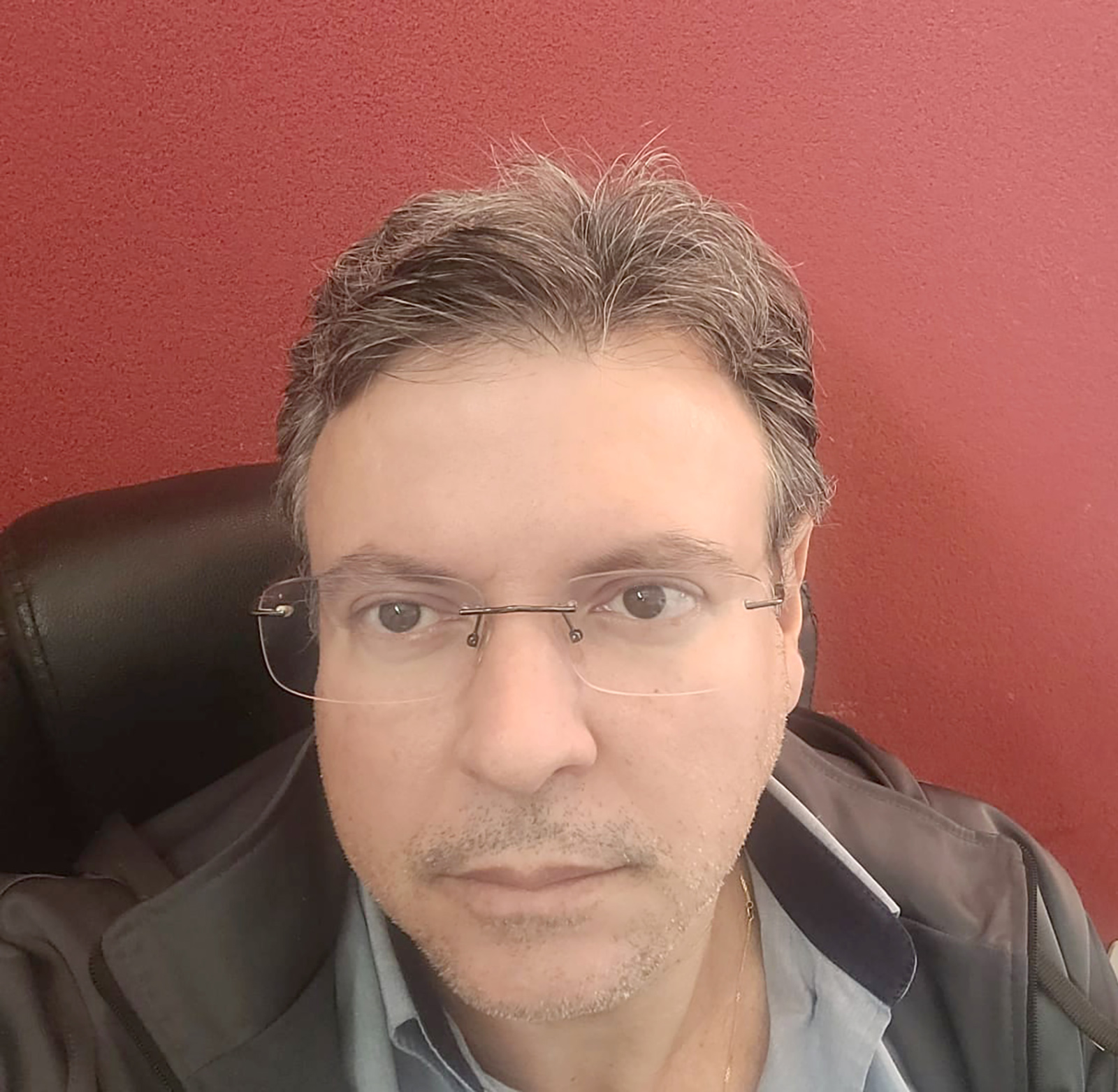 Dia 1º de outubro, comemora aniversário, o empresário Júlio César de Queiroz, diretor da loja Estação da Construção. Ele recebe os cumprimentos da esposa Regiane Oliveira Queiroz, das filhas Laura Oliveira Queiroz e Beatriz Oliveira Queiroz, dos pais Miguel Gomes de Queiroz e Maria de Lourdes Paiva de Queiroz, do neto Osorino da Silva Santos Neto, do genro Osorino Rodrigues dos Santos Neto, dos familiares e amigos