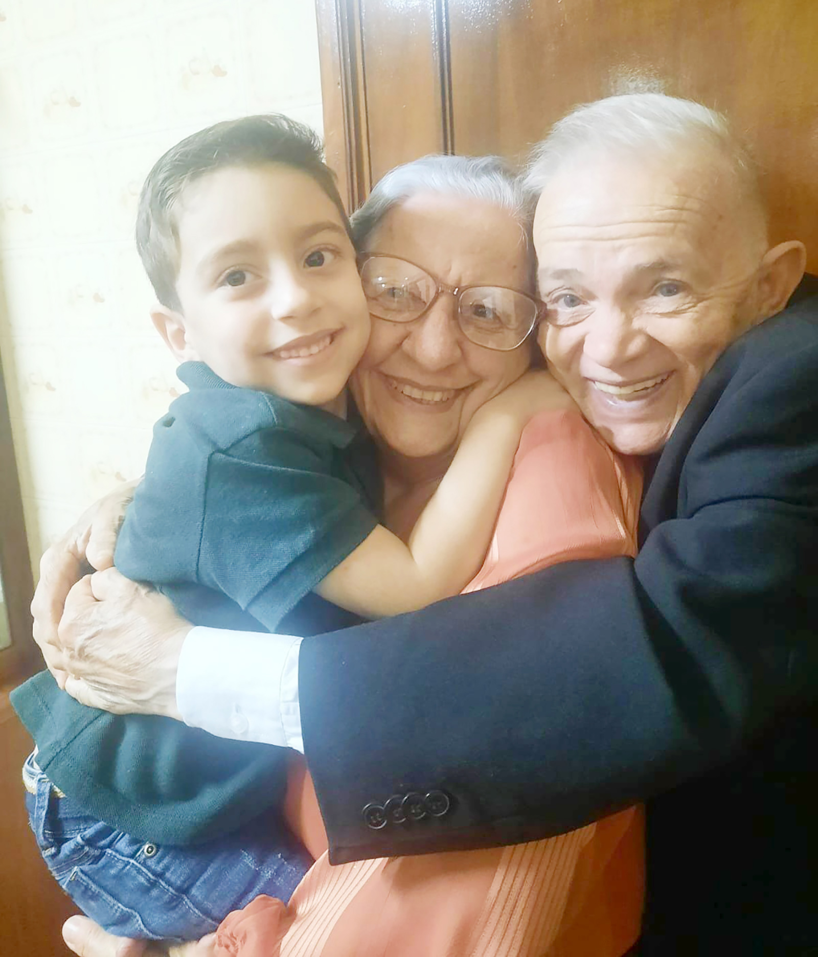 Dia 4 de agosto, comemora aniversário, Alaíde Maziero de Oliveira Ribeiro de Mendonça e no dia 6, seu esposo, o advogado Dr. Felicíssimo Ribeiro de Mendonça. O casal recebe os parabéns dos filhos os advogados Dr. João Josué Walmor Mendonça, casado com Maria Isabel; Dr. Wilson Antônio de Oliveira Mendonça e Dra. Viviane Esther de Oliveira Mendonça, casada com Samuel Teotônio Belato, do neto Bejamin, dos familiares e amigos