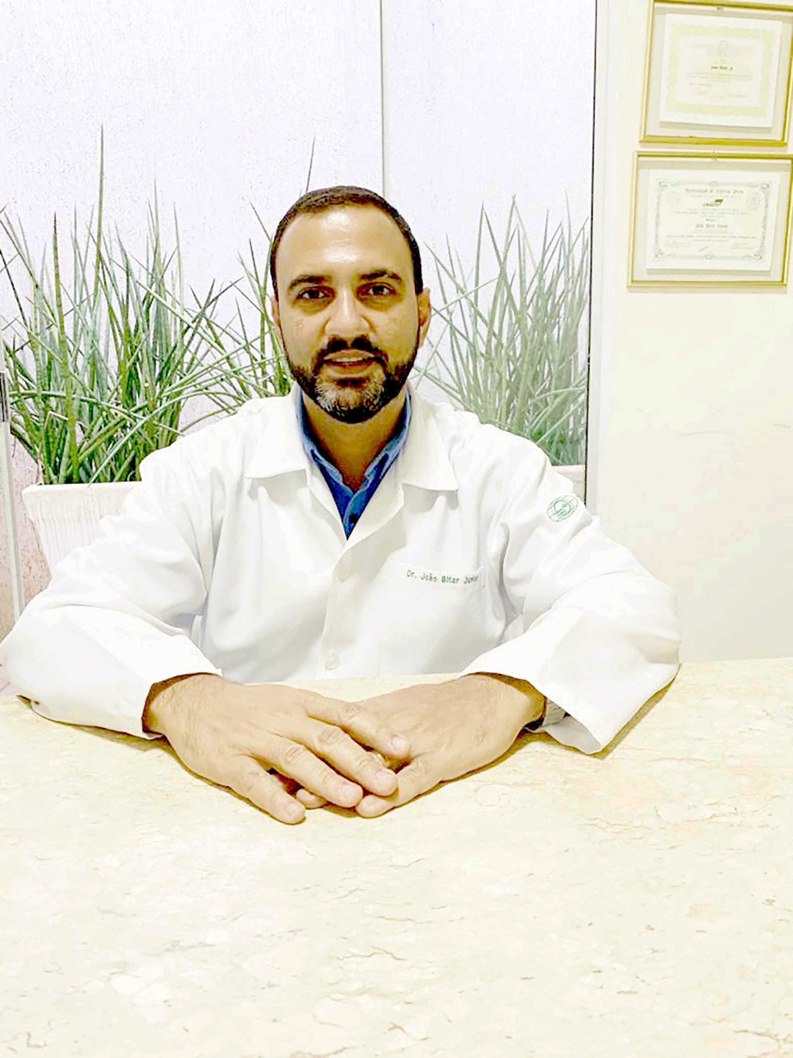 Dia 7 de agosto, comemora aniversário, o médico Dr. João Bitar Júnior. Ele recebe os parabéns da esposa Kelly Cristina de Oliveira Jóia Bitar, dos filhos João Bitar Neto e Hanne Abdallah Jóia Bitar, dos familiares e amigos