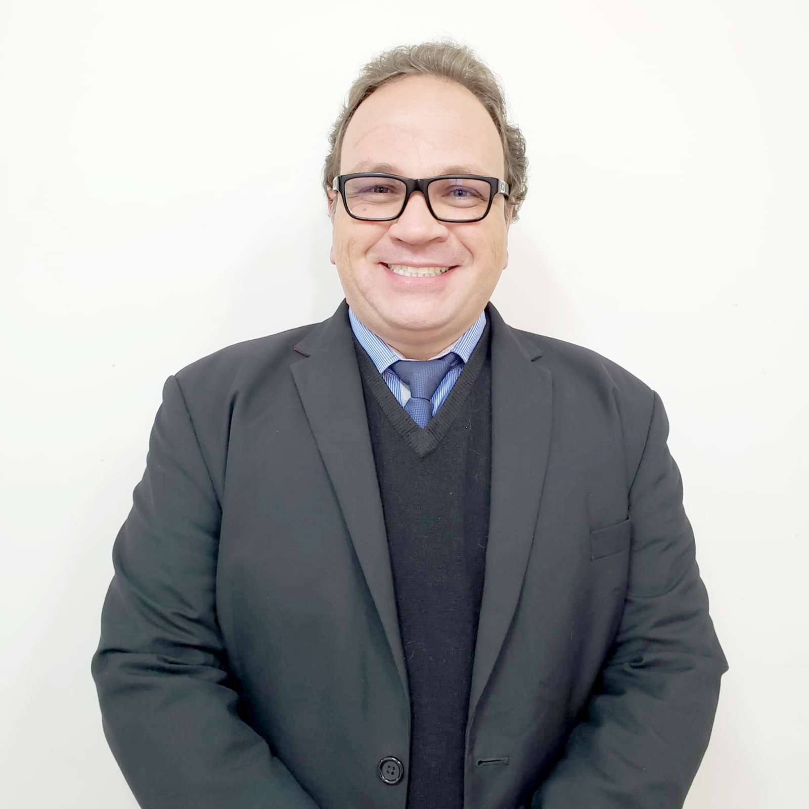 Dia 4 de agosto, comemora aniversário, o presidente da OAB de Ituverava, Mário Alves Pereira Neto. Ele é filho de Mário Alves Pereira Filho e Pulquéria Joaquina de Menezes Pereira (ambos falecidos). O Dr. Mário recebe os parabéns da noiva Jéssica Monteiro Bofe Fuginami, das irmãs Perla Menezes Pereira e Patrícia Menezes Pereira, dos familiares e amigos