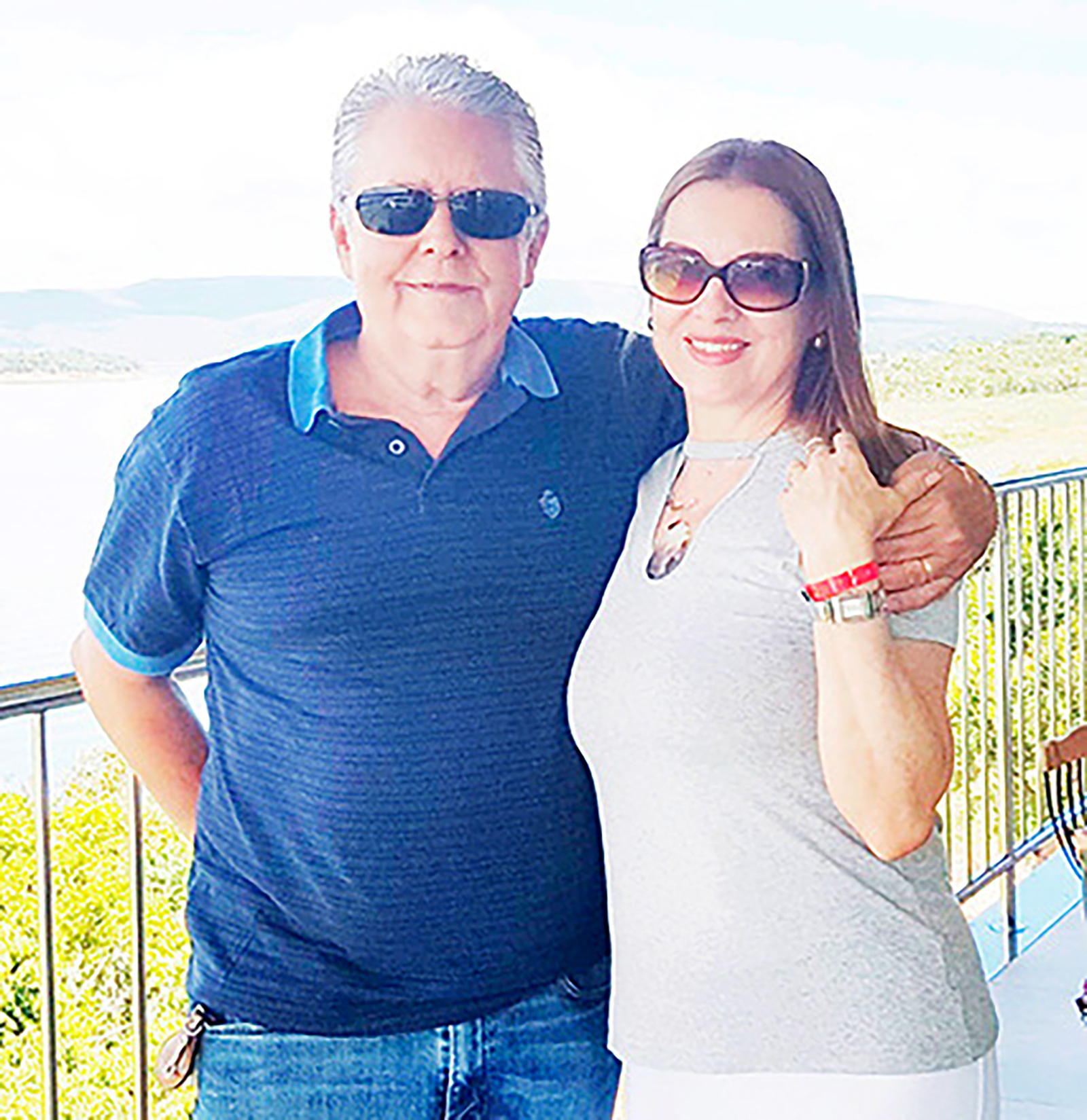 Dia 27 de junho, comemoram 45 anos de casados, Bodas de Rubi, o competente médico Dr. Antônio Sérgio Cardoso Telles e a empresária Viviane Silveira Telles. Eles recebem os parabéns dos filhos Marina Silveira Telles e Maurício Silveira Telles, casado com Maria Luiza de Oliveira Ribeiro Telles, dos netos Anita Silveira Telles, Laura Silveira Telles Sodero e Samuel Ribeiro Telles, dos familiares e amigos