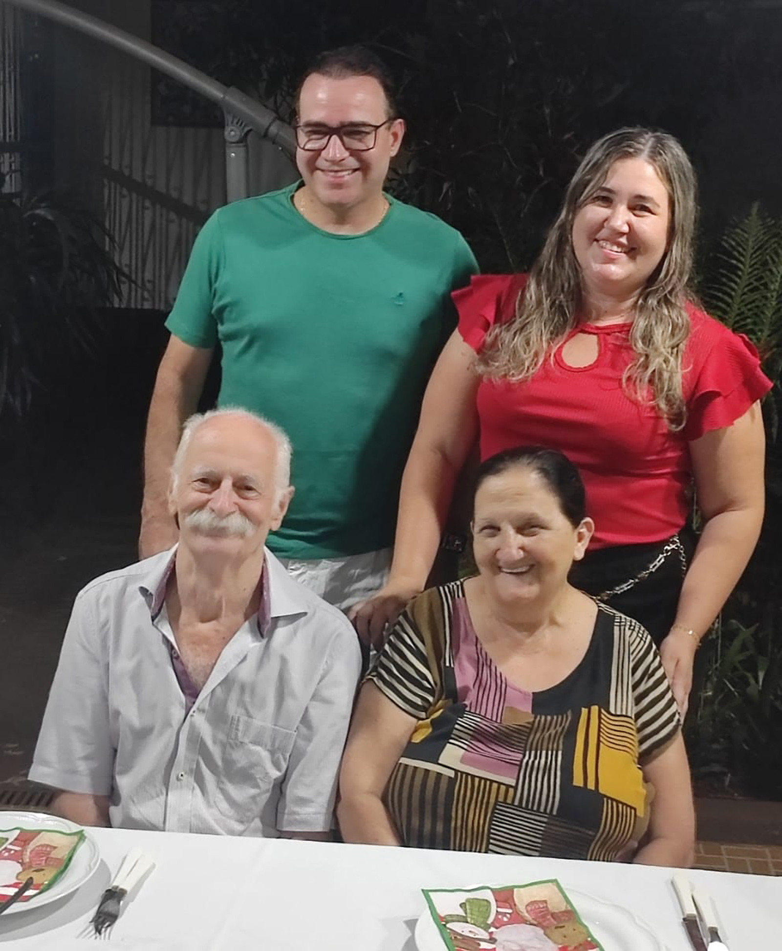 Dia 26 de junho, comemoram 50 anos de casados, Bodas de Ouro, Elísio Gerbasi e Célia Cristina Facco Gerbasi. Eles recebem os parabéns dos filhos Eurípedes Gerbasi, casado com Elizângela Cristina G. de Campos Gerbasi; Emiliane Gerbasi Ricci, casada com Carlos Ricci, Cristiane Gerbasi, Euclides Gerbasi e da namorada Jaqueline Perina e Estevão Gerbasi e dos netos Maria Eduarda Gerbasi Alves, Caroline Gerbasi Ricci, Carlinhos Gerbasi Ricci, Larissa Campos Gerbasi, Mateus Gerbasi Melo e Luiz Otavio Campos Gerbasi, dos familiares e amigos.