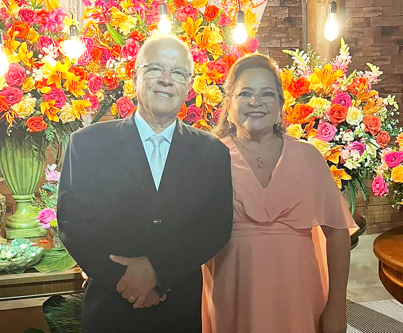 Dia 2 de julho, comemoraram 43 anos de casados, Bodas de Azeviche, João Vander dos Santos (“Vandim”) e Vânia Pugliani dos Santos. Eles recebem os parabéns dos filhos Verônica Pugliani dos Santos, casada com Luís César Castro dos Santos Pinto e Gabriel Pugliani dos Santos, dos netos Luísa Pugliani Castro dos Santos e Pedro Pugliani Castro dos Santos, dos familiares e amigos