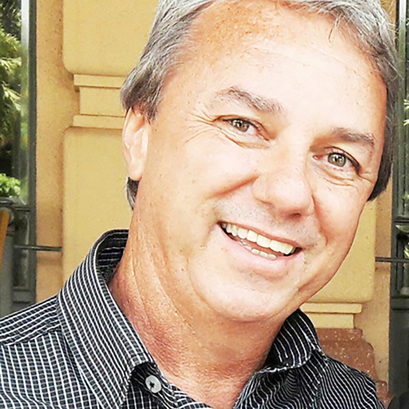 Dia 13 de agosto, comemora aniversário, o funcionário público municipal aposentado José Antônio Lourenço. Ele recebe os parabéns da esposa Helena Hochleitner Lourenço, dos filhos Gustavo de Souza Hochleitner Lourenço, Gabriela de Souza Hochleitner Lourenço e Giovanna Hochleitner Lourenço Borba, da nora Marina Lima Lourenço, dos genros Douglas Ferreira Borges e Luiz Marcel Ribeiro Rizieri, do neto Bernardo Lima Lourenço, dos familiares e amigos