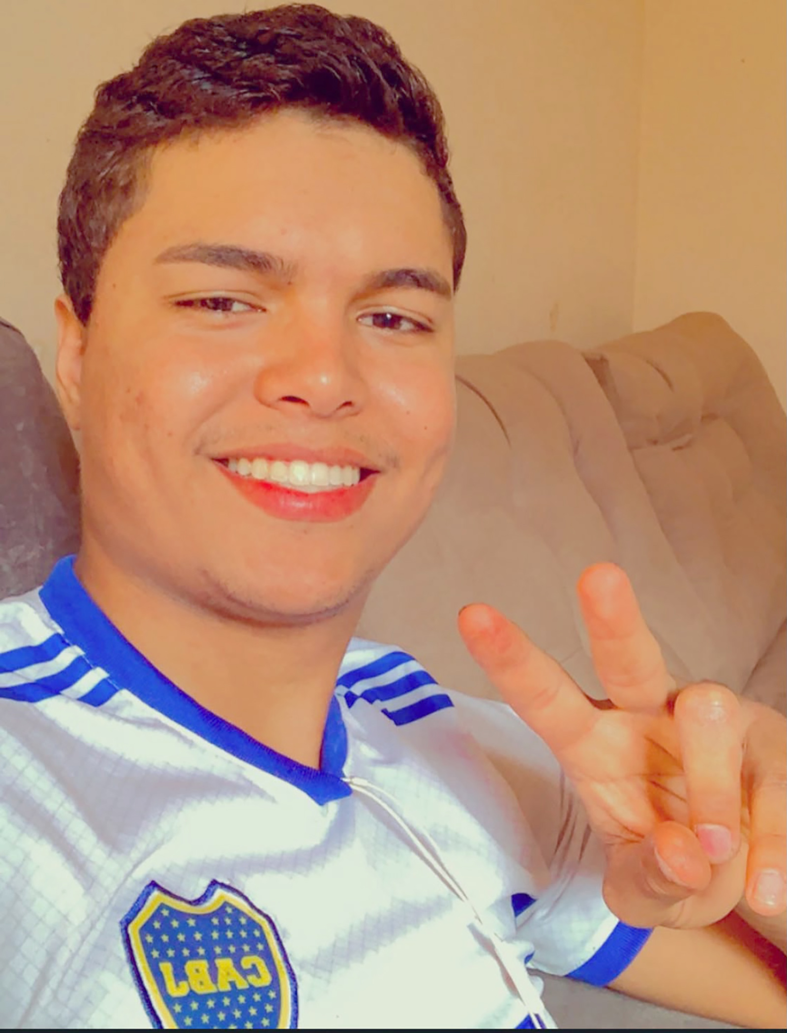 Faleceu dia 5 de setembro, aos 26 anos, o mecânico de motos Nederson Jovino Rodrigues dos Santos Gonçalves, casado com Marina Victória Lima Moraes. Ele deixa a filha Sophia dos Santos Moraes e são seus pais Nelson Jesus da Silva Gonçalves e Vera Lúcia Rodrigues dos Santos Gonçalves e irmãos Nelson Jesus dos Santos Gonçalves e Nayra Jordâny dos Santos Galdiano.