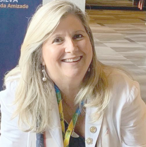 Dia 1º de maio, comemora aniversário, a presidente do Rotary Club de Ituverava, a dentista Jaqueline Freitas de Oliveira Matos, esposa do ex-governador do Rotary Club, Adauto Barbosa de Matos. Ela recebe os parabéns do esposo, dos filhos, Nathan de Freitas Oliveira Matos, Thales de Freitas Oliveira Matos, casado com Paula Tubben Matos e Nicholas de Freitas Oliveira Matos, casado com Maria Paz Tinajero Baldus, dos familiares e amigos