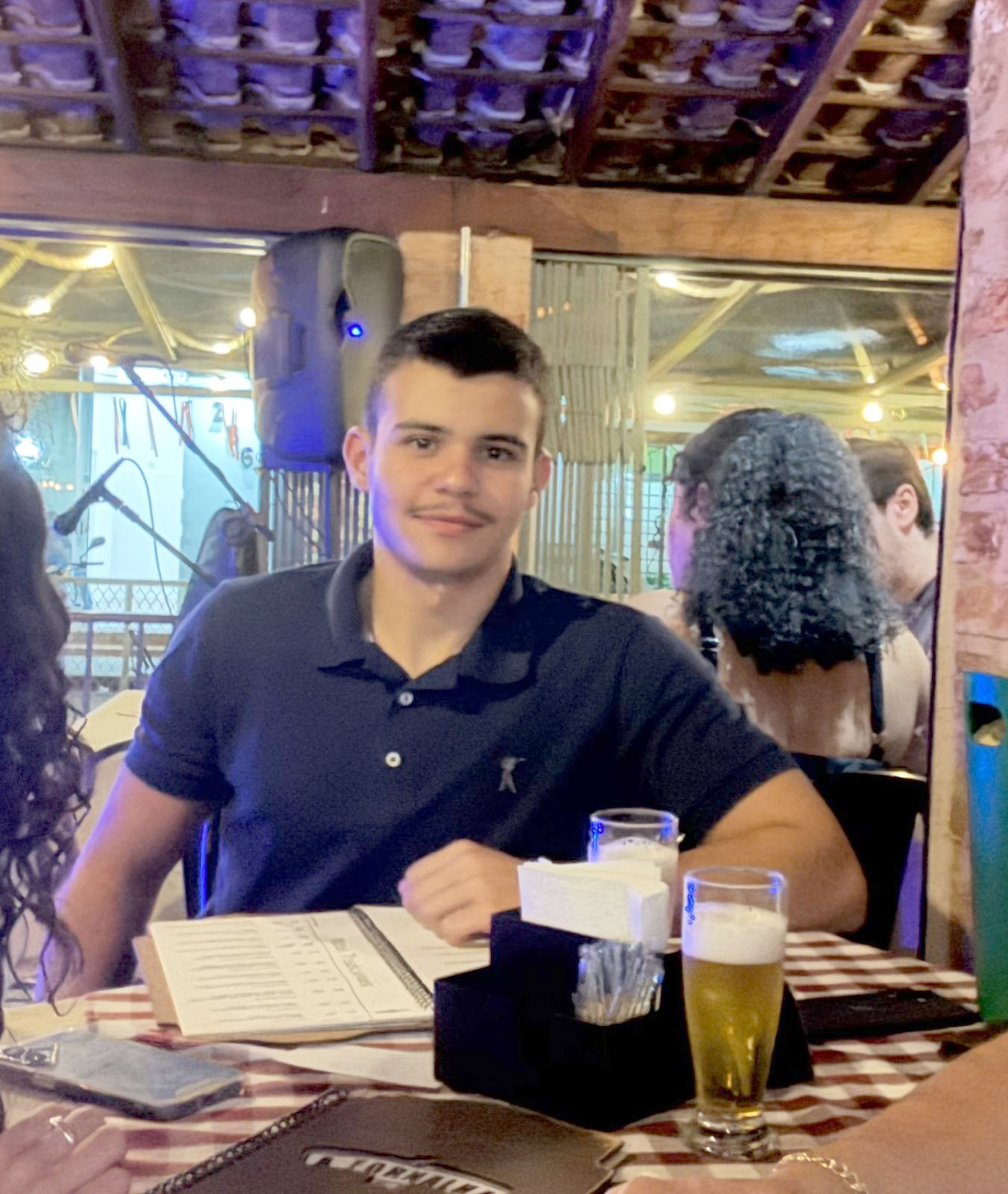 Dia 25 de abril, comemora aniversário, Jorge Eduardo Scotte Barbosa. Ele recebe os parabéns dos pais, o Dr. José Eduardo Mirandola Barbosa, que é diretor executivo da Fundação Educacional de Ituverava, e Maria Laura Scotte Barbosa, da irmã Ana Júlia, dos padrinhos Romeu Barbosa Júnior e Maria Eduarda Scott, dos familiares e amigos