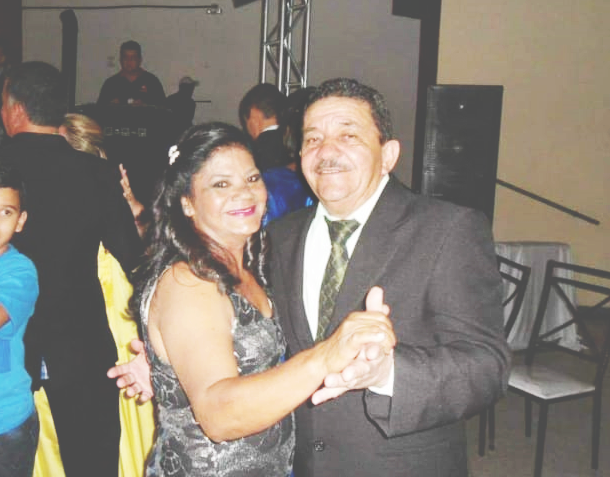 Dia 25 de abril, completam 45 anos de casados, Bodas Rubi, José Alípio de Araújo e Elisabeth P. da Silva Araújo. Eles recebem os parabéns das filhas, Vanessa Kelly S. Araújo Oliveira e Jaqueline da Silva Araújo Pereira, casada com Lucas Fernando Matheus Pereira, dos netos Guilherme, Bernardo e Lavínia, dos familiares e amigos