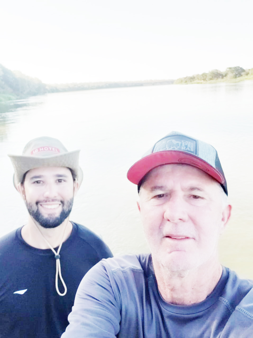 Dia 25 de abril, comemora aniversário, o diretor do Despachante Rodas de Ouro, Otávio Cristiano Barbosa. Ele recebe os parabéns da esposa, Adriana Nogueira Vicente Barbosa, dos filhos Natália Nogueira Vicente Barbosa, casada com Gabriel Alves de Almeida e Otávio Cristiano Barbosa Filho, da neta Helena, dos familiares e amigos