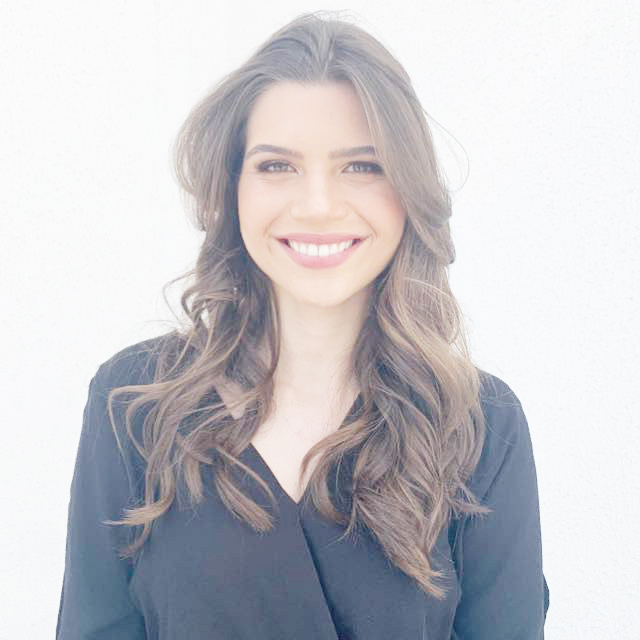 Dia 29 de abril, comemora aniversário, a médica Vanessa Rezende Bombig. Ela recebe os parabéns dos pais Fábio Bombig Júnior e Vânia Silveira Rezende Bombig, das irmãs Luísa, Gisele e Patrícia, dos sobrinhos Miguel, Isabela, Alice e Pedro, dos familiares e amigos