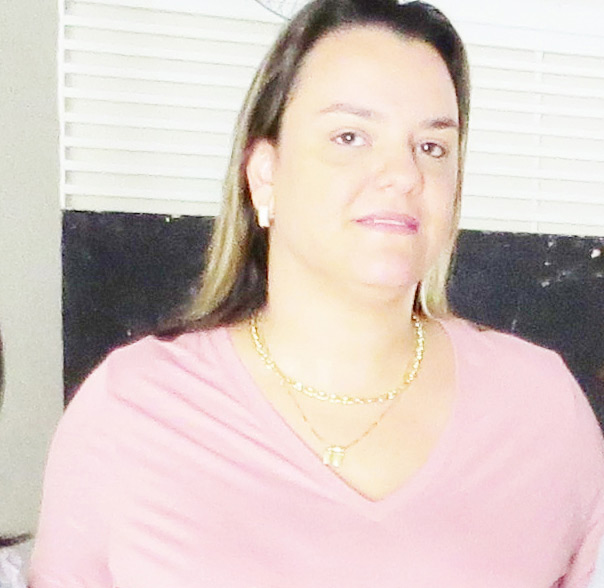 Dia 25 de abril, comemora aniversário, a engenheira agrônoma Juliana Moisés Mendonça Esteve, casada com o engenheiro agrônomo e empresário, Seandro Duarte Esteve. São seus filhos César Luiz Mendonça Neto, Maria Fernanda Mendonça Esteve e Luiz Otávio Mendonça Esteve. Ela, que é filha de César Luiz Mendonça (in memoriam) e Lúcia Helena Moisés Mendonça, recebe os parabéns do esposo, dos filhos, da mãe, dos familiares e amigos