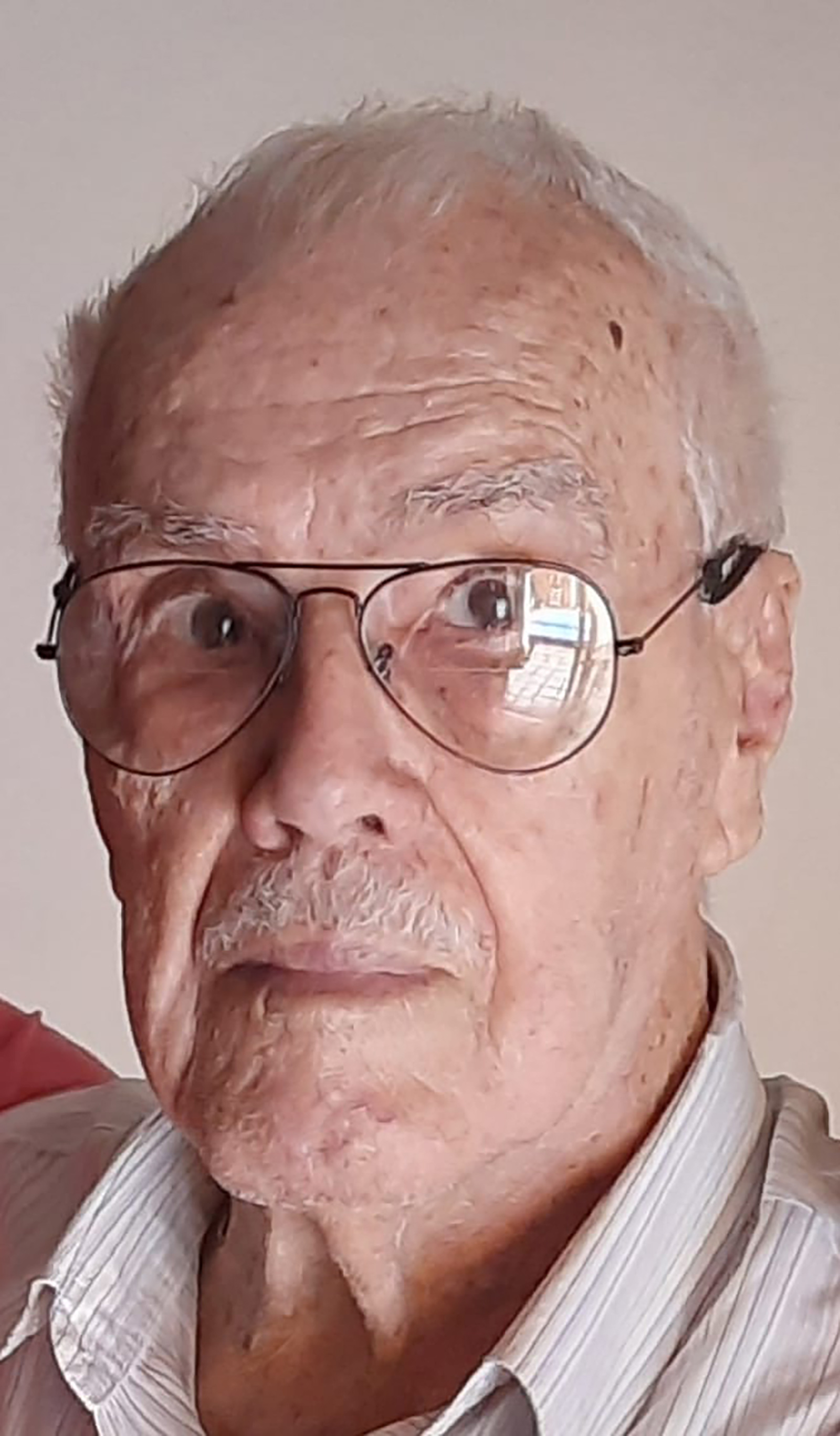 Faleceu dia 8 de julho, aos 91 anos, Delcides de Paula Silveira, que foi vereador. Ele é viúvo de Carolina Gomes de Nascimento Silveira e são seus filhos Emiliano Nascimento Silveira, casado com Maísa Eugênia Secco Nascimento Silveira e Valéria Nascimento Silveira Marçal Vieira, casada com Roberto Marçal Vieira, netos Camilo Secco Nascimento Silveira, Gabriela Secco Nascimento Silveira, Emiliano Secco Nascimento Silveira e Renato Silveira Marçal Vieira. Ele é filho de Thome de Paula Silveira e Maria de Paula Mendonça e são seus irmãos Dirce de Paula Rodrigues, casada com Theodomiro Rodrigues; Ézia de Paula Galdeano, casada com Thomas Galdeano Filho; Luiz de Paula Silveira e Homero de Paula Silveira, casado com Amélia de Paula.