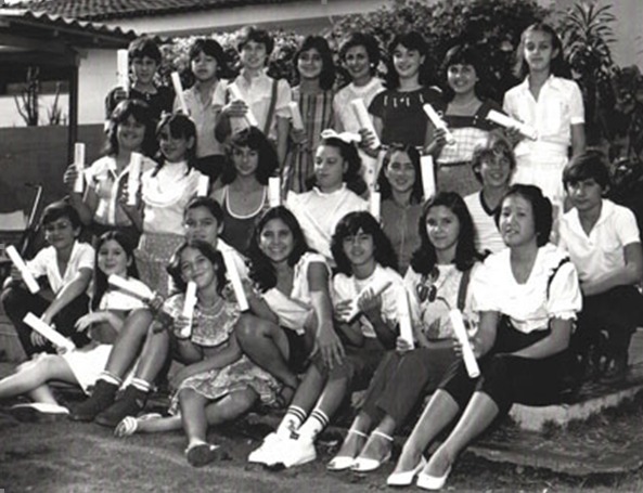 Formatura da turma de 1987, do CNA, antigo MAEC, escola de Inglês quando era comandada pela professora Alzirinha Machado Cordaro Bucker: Otaclito Barbosa Neto (“Taquinho”),  Juliano Macedo Freitas, Adriana Chiconelli, Maria Eugênia Assef (de Miguelópolis), Alzira Machado Bucker, Márcia Freitas Oliveira, Luciane Pereira,  Andréa Mota Menezes, Fernanda Macedo, Adriana Tormina Antunes, Adriana Santos Pereira, Simone Machetti Jabur, Andréia Pereira de Souza, Marcelo Rodrigues Seara Salata, Alexandre Tormina Antunes, Renato Aró Vardasca, Priscila Piloto, Ândrea Macedo de Freitas, Adriana Rocha, Fernanda Barbosa Lima, Luciana Yanestiac Dornelhes e Kátia