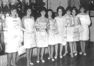 Bacharelandos de 1963, da 8º série, antiga 4ª série ginasial de Instituto de Educação “Cap. Antônio Justino Falleiros”, em baile na Associação Atlética Ituveravense. (1) Bernadete Koritiaki, (2) Márcia Luiza F. Dinis, (3) Maria Cândida de Freitas Barbosa, (4) Maria Lucila Ribeiro, (5) Maria Cléia Jabur, (6) Marisa de Lima Sandoval, (7) Maria de Lourdes Torraca Peraro e (8) Lúcia Helena Cury