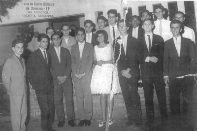 Em 1961, reunião de jovens na Associação Atlética Ituveravense, em trajes de terno e gravata e vestido social, que na época eram muito usuais em festas e bailes. (1) Luiz Faleiros Nunes da Silva, (2) Antônio Márcio Ribeiro Sandoval, (3) João José Macedo Vilela, (4) Valter Abdalla Moisés (in memoriam), (5) Gláucia Cavalcante   (in memoriam), (6) José Abdalla  (in memoriam), (7) José Carlos Mirândola, (8) Artires Sandoval Henares  (in memoriam), (9) Carlos Roberto Choff, (10) Walter Galdiano Gonzales, (11) Carlos Roberto Cardoso Telles, (12) José Carlos Borges, (13) Fernando Nogueira, (14) Antônio Sílvio Lopes  (in memoriam), (15) Vagner José Bueno (“Guitinho”), (16) William Abdalla (in memoriam) e (17) Arcênio Cadelca Filho
