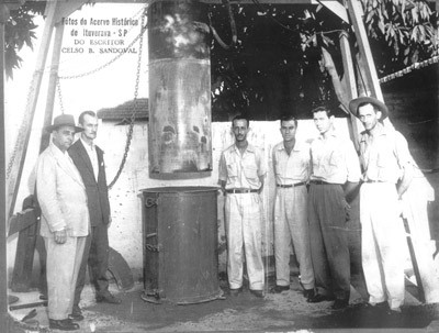 Foto dos anos 50, quando o prefeito João Athayde de Souza visitava a fábrica de tubos São Jorge, que era de propriedade dos irmãos Assad e Jorge Chaibub, e funcionava onde hoje é a Comercial São Jorge. (1) o prefeito João Athayde de Souza, (2) o secretário da prefeitura, Moacir França, (3) Assad Chaibub, (4) Epitácio Barbosa, (5) Pérsio de Piratininga, proprietário da Rádio Cultura e (6) Jorgito Chaebub