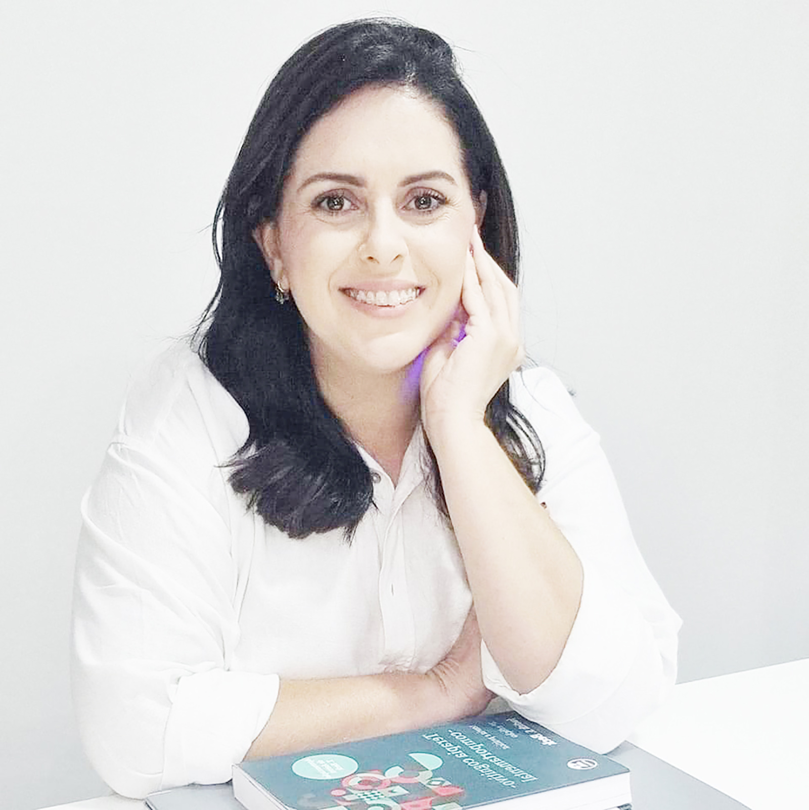 Dia 2 de junho, comemora aniversário, a psicóloga Aline de Oliveira Martins Nunes Rocha, casada com o engenheiro agrônomo, Rodolfo Nunes Rocha e tem o filho Pedro Nunes Rocha. Aline é filha de Adelino de Jesus Martins (in memoriam) e Maria Alice Abrahão de Oliveira Martins. Ela recebe os parabéns do esposo, do filho, da mãe, das irmãs, dos familiares e amigos