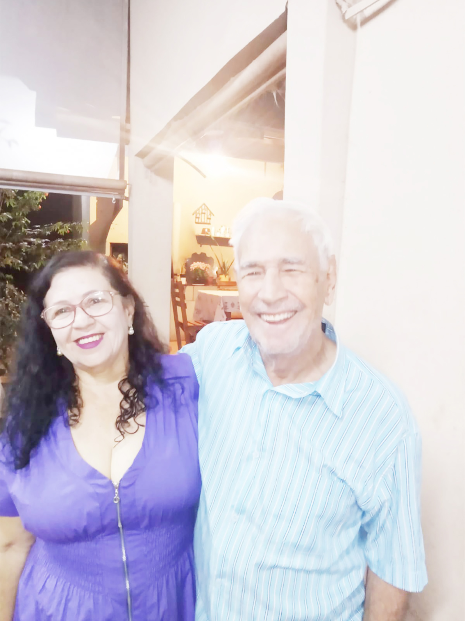 Dia 31 de maio, comemoram 52 anos de casados, Bodas de Argila, Miguel Gomes de Queiroz e Maria de Lourdes Paiva de Queiroz. Eles recebem os parabéns dos filhos, Júlio e Juliana, da nora Regiane, do genro Edson (“Pizin”), dos netos Lucas, Heloísa, Laura, Beatriz, dos familiares e amigos