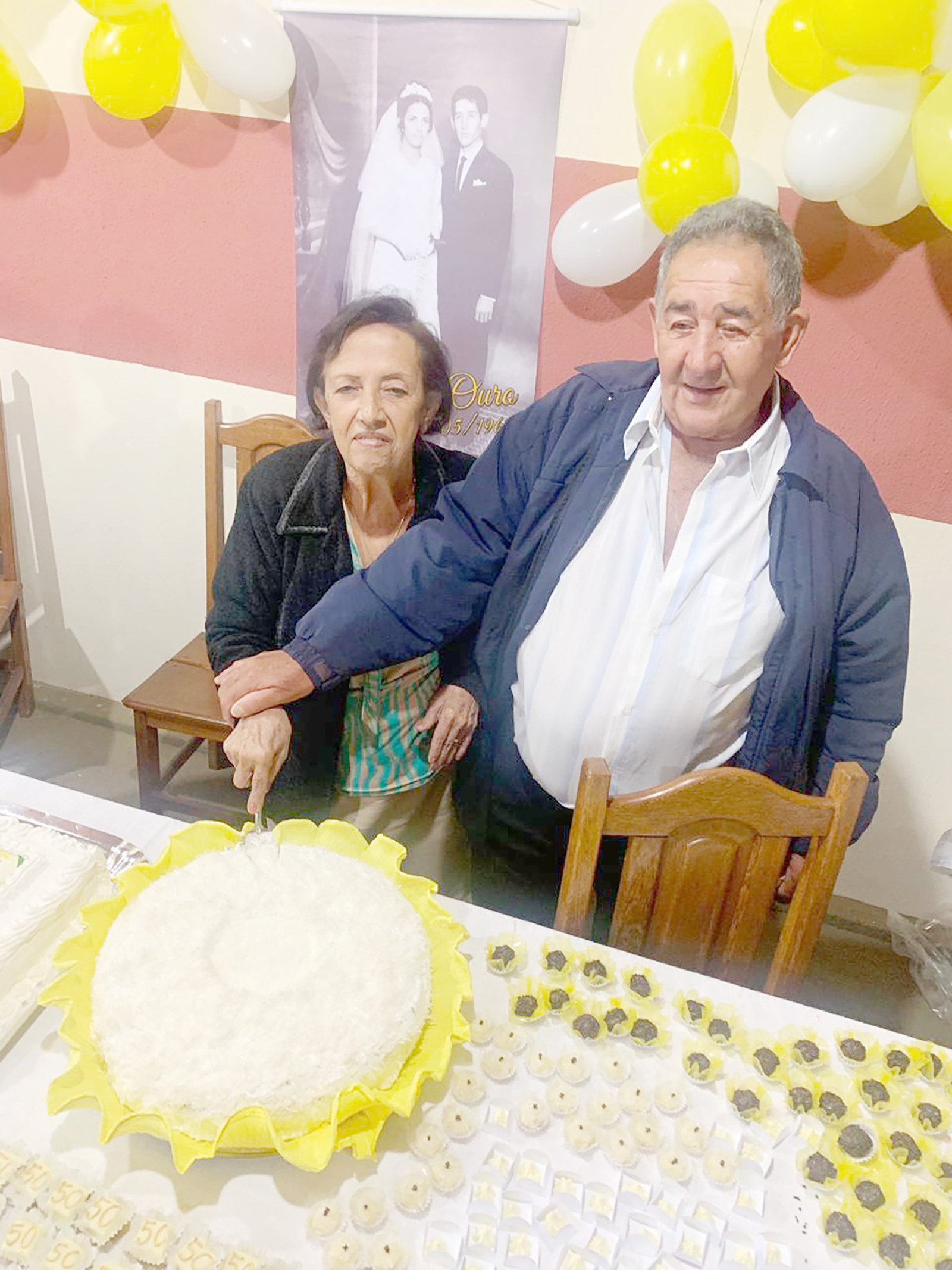 Dia 24 de maio, comemoram 57 anos de casados, Bodas de  Lápis Lazuli, Valter Messias dos Santos e Maria Aparecida Silva Santos. Eles recebem os parabéns do filho André Silva Santos, dos familiares e amigos