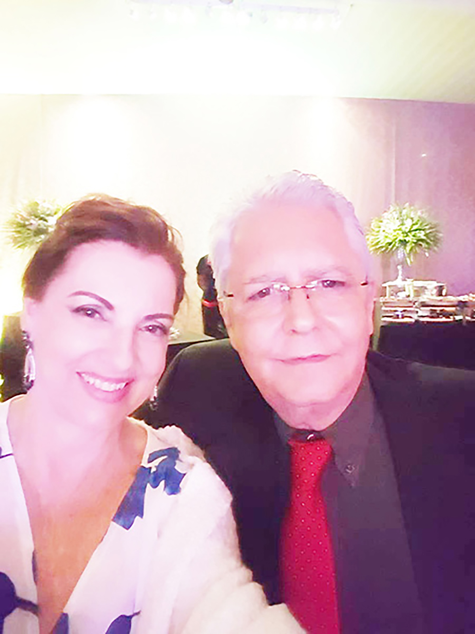 Dia 24 de maio, comemora aniversário, a empresária Viviane Silveira Telles, esposa do médico Dr. Antônio Sérgio Cardoso Telles. Ela recebe os parabéns do esposo, dos filhos Marina Silveira Telles e Maurício Silveira Telles, casado com Maria Luiza de Oliveira Ribeiro Telles, dos netos, Anita Silveira Telles, Laura Silveira Telles Sodero e Samuel Ribeiro Telles, dos familiares e amigos