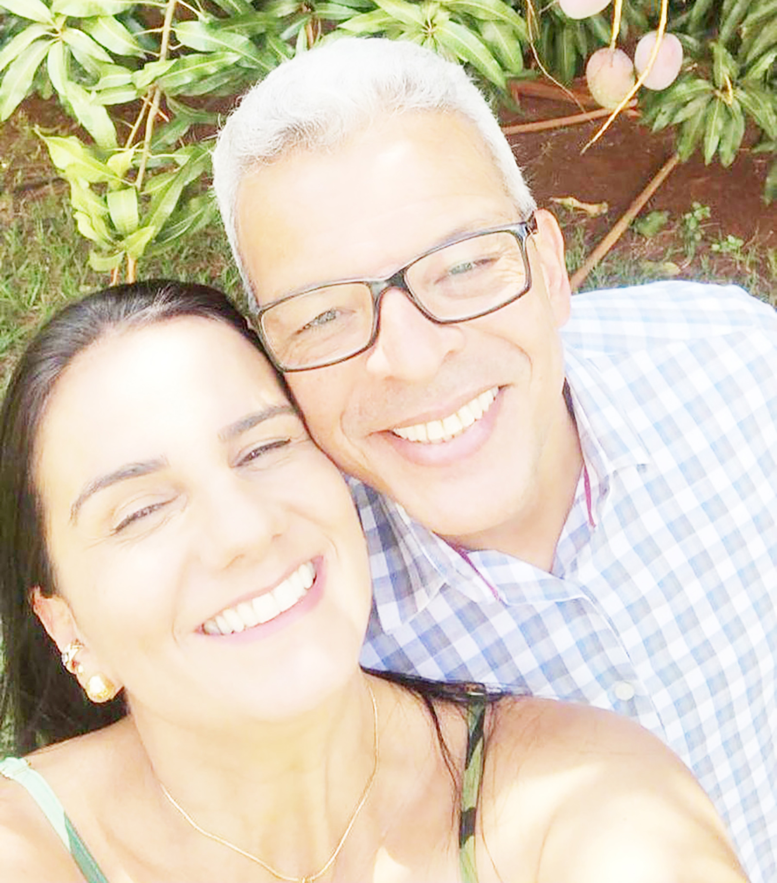 Comemora aniversário, dia 25 de maio, a primeira-dama, Fabiana Lima Araújo, casada com o prefeito Luiz Araújo. Ela recebe os parabéns do esposo, dos familiares e amigos