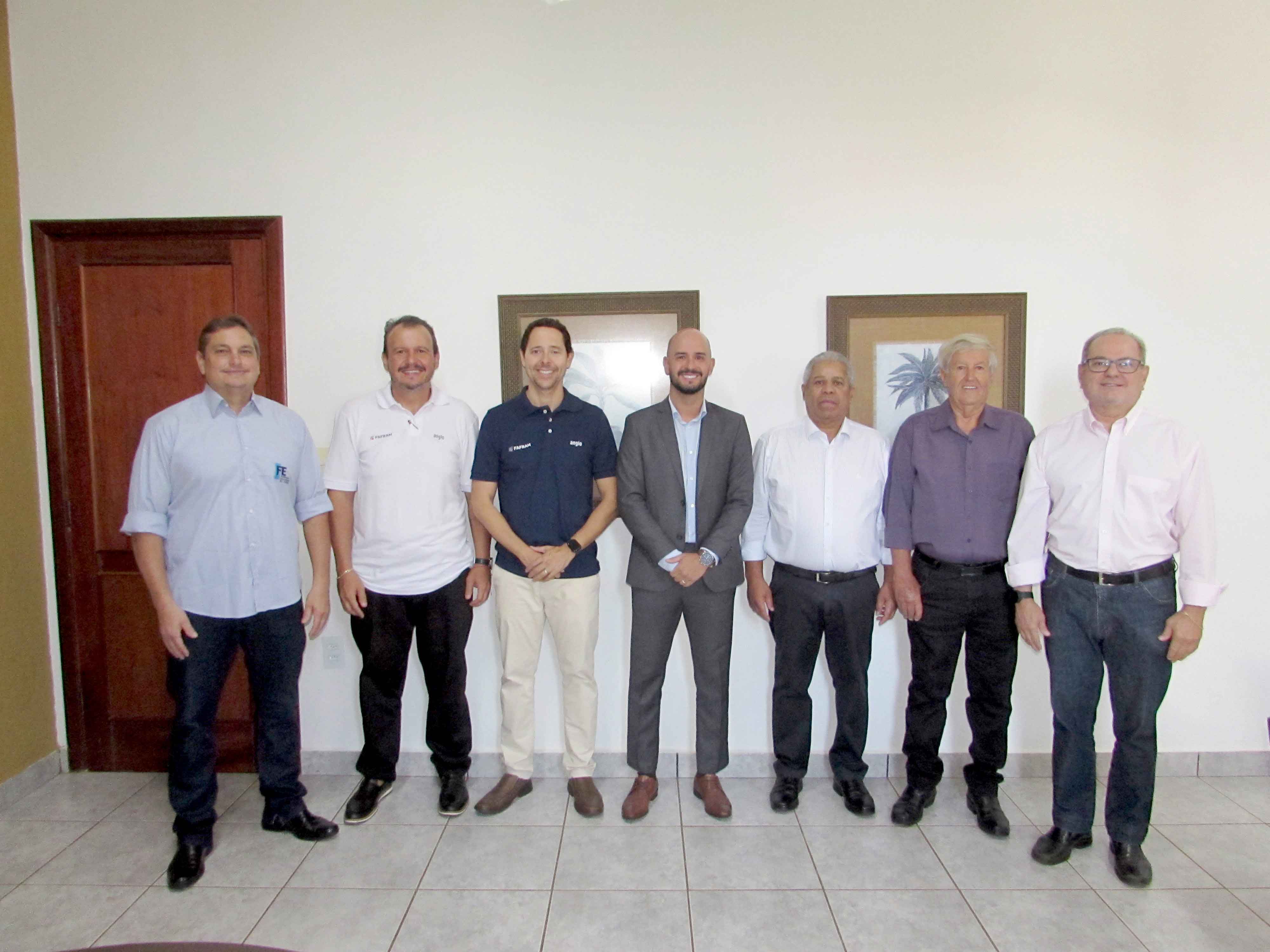 O coordenador do curso de Direito, Bruno Neves, o presidente, Paulo Leão e membros da diretoria da FE
