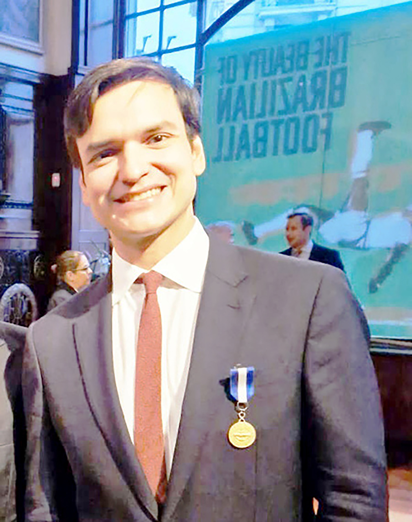 Dia 16 de agosto, comemora aniversário, o diplomata Flávio Beicker Barbosa de Oliveira, casado com Luiza Castello Branco e tem o filho Otto. Ele é filho de Waldyr Barbosa de Oliveira Júnior e Elaine Faria José Beicker e tem os irmãos Marcelo Beicker Barbosa de Oliveira, Rafael Beicker Barbosa de Oliveira e Fernão Beicker Barbosa de Oliveira. Flávio está lotado na Embaixada do Brasil em Londres, Reino Unido